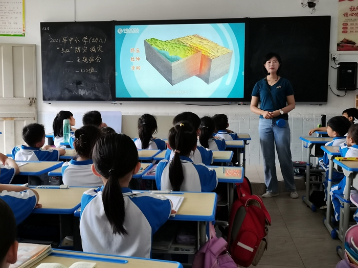 惠東縣港口中心小學(xué)開展防震演練活動(dòng)簡(jiǎn)報(bào)6.jpg