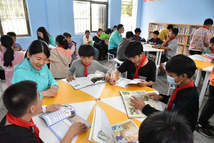 孩子和圖書室1.JPG