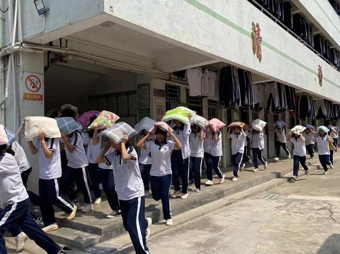 惠東縣飛鵝中學(xué)開展內(nèi)宿生防地震應(yīng)急逃生演練簡報(bào)1.jpg