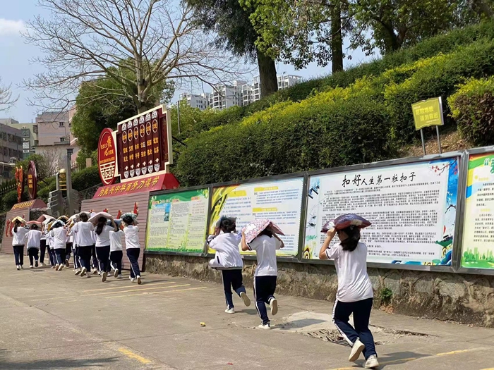 惠東縣飛鵝中學(xué)開展內(nèi)宿生防地震應(yīng)急逃生演練簡報(bào)2.jpg
