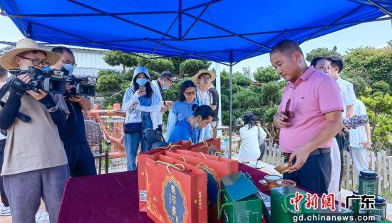 圖為九龍御龜園項目負責人向媒體介紹園區(qū)的特色產品。 作者 顏新陽攝