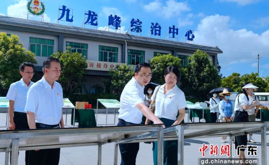圖為九龍峰旅游區(qū)黨工委書記劉冠軍向媒體介紹旅游區(qū)的空間戰(zhàn)略規(guī)劃和重點項目建設情況。 作者 顏新陽攝