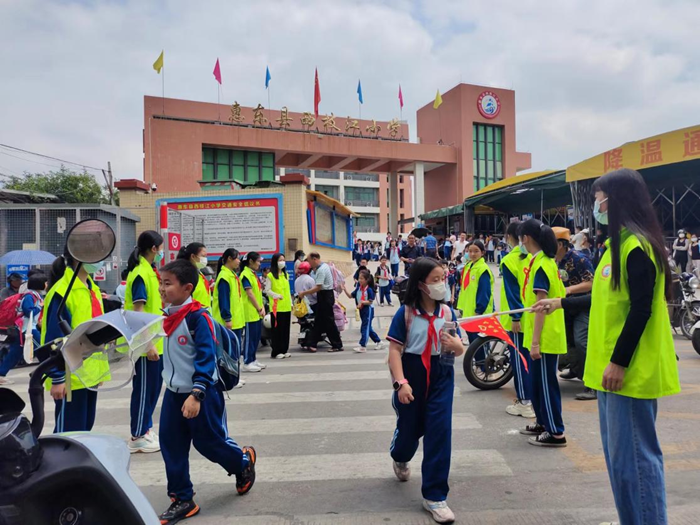 時(shí)間：2023年5月6日，地點(diǎn)：惠東縣西枝江小學(xué)校門口，活動(dòng)主題：開展文明交通志愿服務(wù)活動(dòng) (2).png