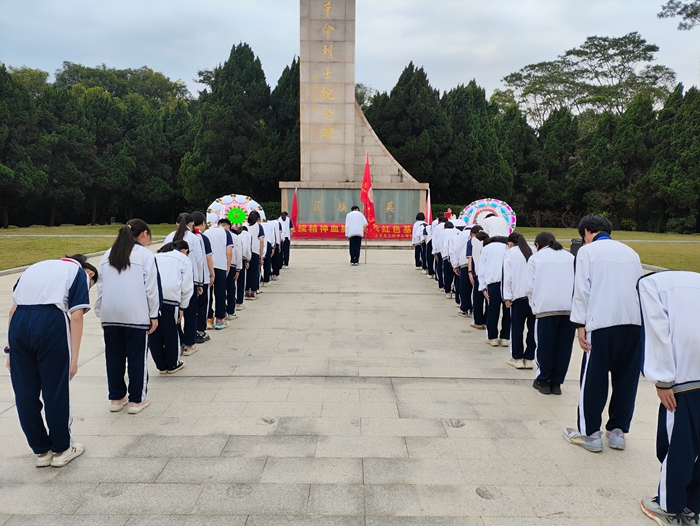 時(shí)間：2024年3月27日，主辦單位：惠東縣大嶺中心學(xué)校，地點(diǎn)：惠東縣南湖公園革命烈士紀(jì)念碑，活動(dòng)主題：開展“賡續(xù)精神血脈，傳承紅色基因”清明祭掃活動(dòng).jpg