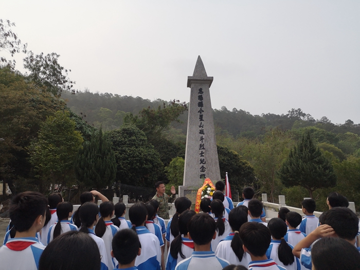 時(shí)間：2024年3月29日，主辦單位：中國工農(nóng)紅軍港口英雄民兵連紅軍小學(xué)，地點(diǎn)：港口小星山戰(zhàn)斗烈士紀(jì)念碑，活動(dòng)主題：開展“清明祭奠英烈，傳承紅色基因”教育活動(dòng).jpg
