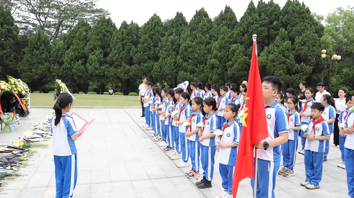 時(shí)間：2024年4月2日，主辦單位：惠東縣大嶺第四小學(xué)，地點(diǎn)：惠東縣南湖公園革命烈士紀(jì)念園，活動(dòng)主題：開展“緬懷英烈祭忠魂，撫今追昔思奮進(jìn)”掃墓活動(dòng) (2).jpg