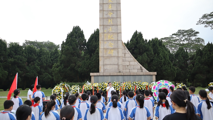 時(shí)間：2024年4月2日，主辦單位：惠東縣大嶺第四小學(xué)，地點(diǎn)：惠東縣南湖公園革命烈士紀(jì)念園，活動(dòng)主題：開展“緬懷英烈祭忠魂，撫今追昔思奮進(jìn)”掃墓活動(dòng).jpg