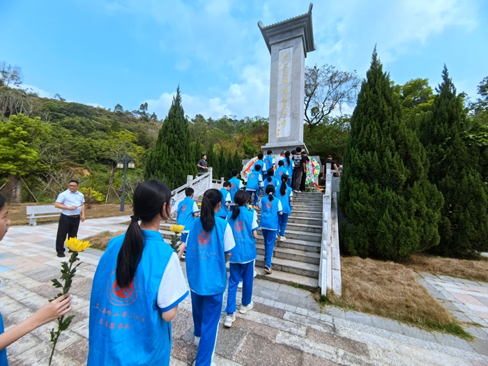 時(shí)間：2024年4月2日，主辦單位：惠東縣稔山第二中學(xué)，地點(diǎn)：惠東縣稔山鎮(zhèn)雁湖革命紀(jì)念館，活動(dòng)主題：開展“扣好人生第一?？圩印獋鞒屑t色基因”祭英烈活動(dòng).jpg